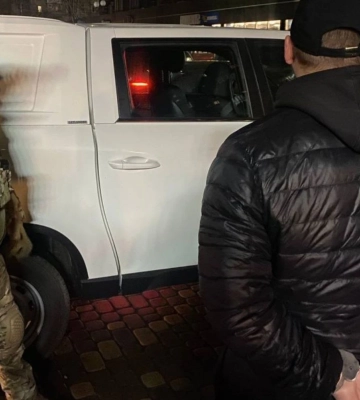 Вимагали у подружжя понад 200 тис. доларів вигаданого боргу: на Вінниччині затримали озброєних чоловіків