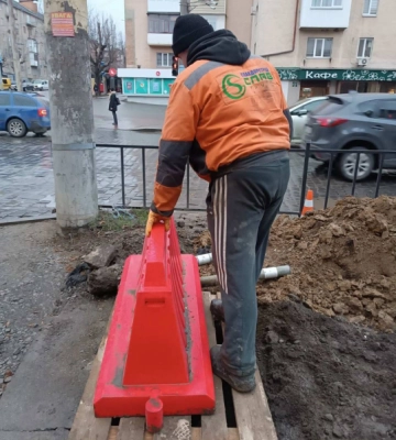 Ймовірно, загородження посунули: у міськраді Чернівців прокоментували випадок на вулиці Головній, де дитина впала в яму