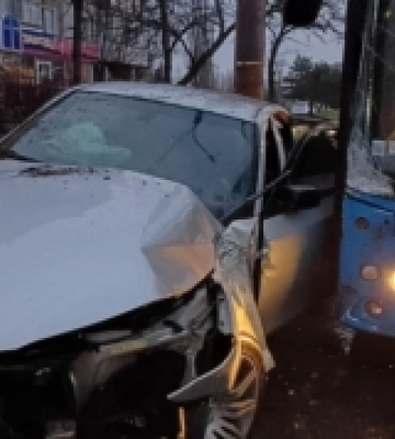 У Миколаєві водій легковика не впорався з керуванням та врізався у тролейбус