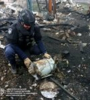 На території гаражів на Харківщині сапери вилучили бойову частину БпЛА "Герань-2"