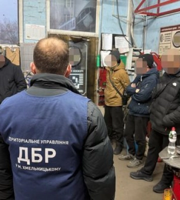 Службове зловживання у ЗСУ: посадовці військової частини Хмельниччини відправляли підлеглих працювати на СТО, - ДБР. ФОТОрепортаж