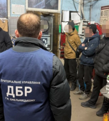 На Хмельниччині посадовці військової частини відправляли підлеглих працювати на приватну СТО