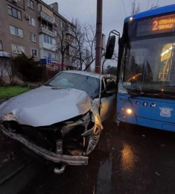 У Миколаєві водій легковика не впорався з керуванням та врізався у тролейбус