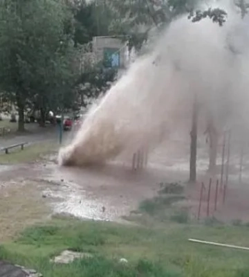 У Києві утворився справжній водоспад після прориву труби (Відео)