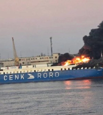 В Одесі після російського обстрілу горить цивільне судно - ЗМІ