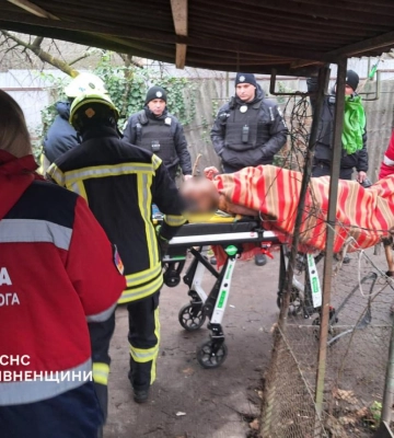 У Рівному врятували літню жінку, яка впала у льох