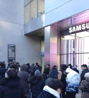 У Південній Кореї миттєво розкупили смартфони Samsung із трьома екранами