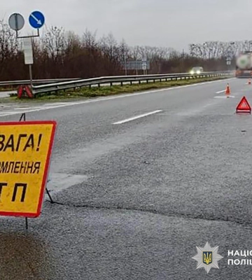 Поліція Житомирщини встановлює обставини ДТП на трасі, внаслідок якої загинув мотоцикліст. ФОТО