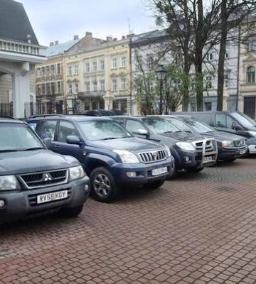 "Пікапи для миру" привезли не лише пікапи й позашляховики, але й "швидку" з Лондона