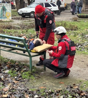 Волонтеры УКК помогали эвакуировать людей во время воздушной атаки РФ на Николаев