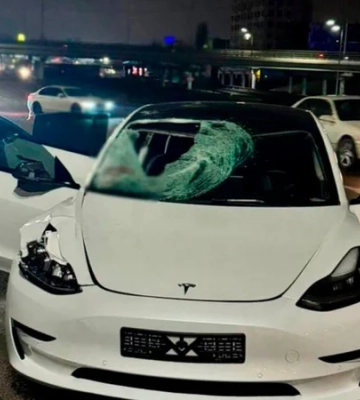 Пьяный водитель "Tesla" сбил насмерть малолетнюю девушку на переходе в Киеве