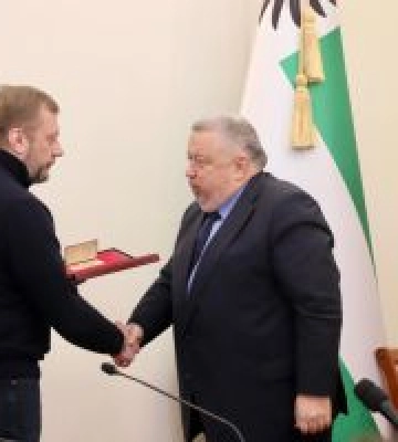 Державні нагороди військовим, медикам, освітянам і митцям: у Чернігові відзначили жителів області
