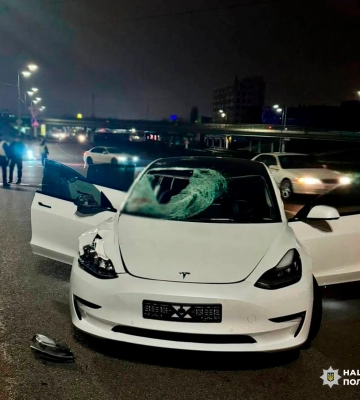 Пьяный водитель "Tesla" сбил насмерть малолетнюю девушку на переходе в Киеве