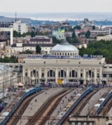 Рух поїздів на Одещині зберігають попри обстріли: є затримки та скасування рейсів