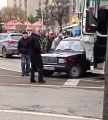 Вантажівка протаранила легковик на "П'яному базарі" в Ужгороді: є значні пошкодження