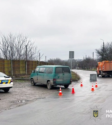 У Хмельницькому мікроавтобус скоїв наїзд на літнього чоловіка, який потрапив до лікарні