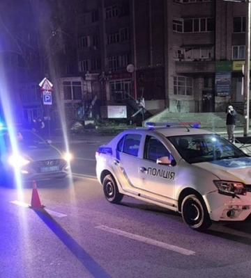 У центрі Миколаєва поліцейський автомобіль збив пішохода (ВІДЕО)