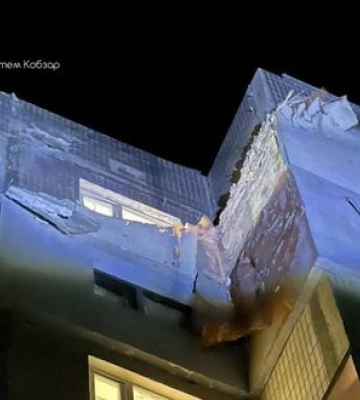 Російський дрон влучив у багатоповерхівку у Сумах: постраждалих немає. ФОТОрепортаж