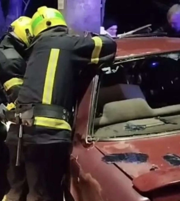 На Дніпропетровщині Mitsubishi влетів у стовп: водія заблокувало всередині авто