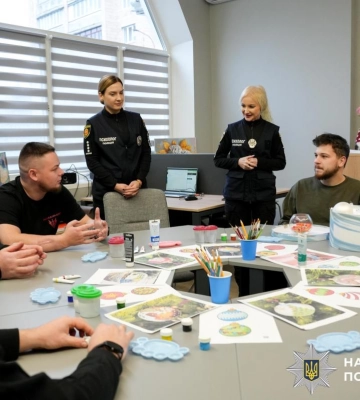 Поліцейські психологи Рівненщини провели пораненим захисникам зимову арттерапію