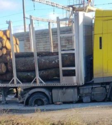 У Полтаві на вулиці Петра Дорошенка вантажівка провалилася під землю