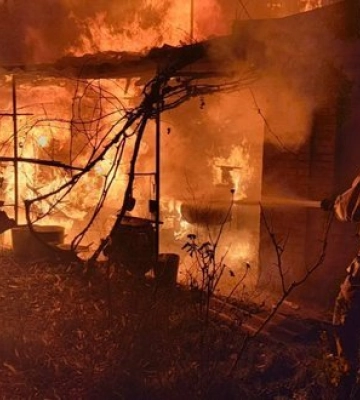 Упродовж ночі росіяни били по Дніпропетровщині: вирували пожежі, пошкоджено будинки, заклад харчування та ЛЕП. ФОТОрепортаж
