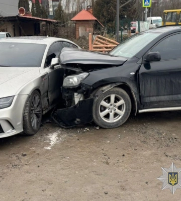 Аварія з постраждалими у Львові: Kia протаранила припарковане авто