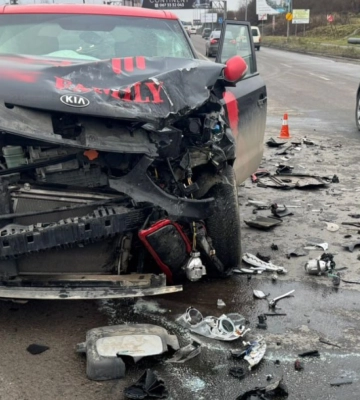 Аварія з постраждалими у Львові: Kia протаранила припарковане авто