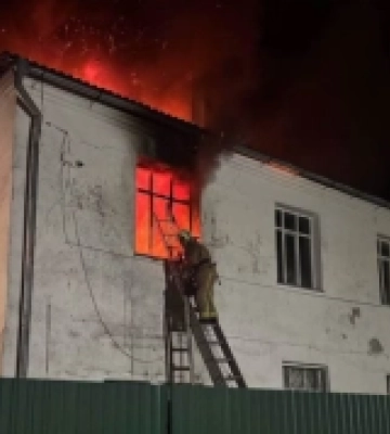 У Березному на Рівненщині загасили пожежу в двоповерховій будівлі