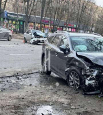 У Дніпрі Mazda після зіткнення з Chevrolet влетіла в дерево (Відео)