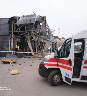 Підступний ворожий удар по Запоріжжю: поранені люди, пошкоджені будинки та магазини