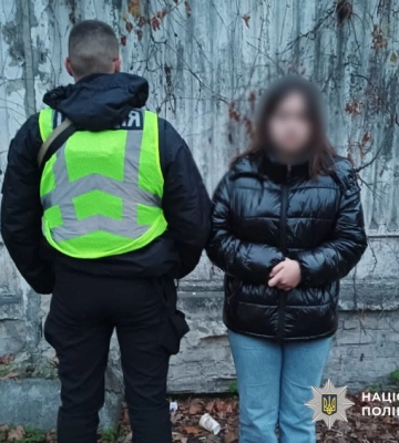 У Києві пильні поліцейські просто на вулиці затримали 18-річну наркодилерку