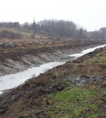 На Львівщині рятувальники дістали з каналу тіло чоловіка
