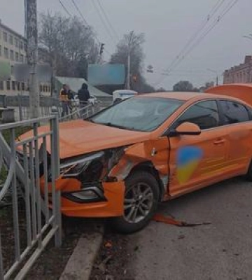 Таксист у Полтаві протаранив паркан: подробиці ДТП