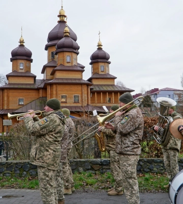 У селі на Волині просять гідно провести в останню путь Героя «на щиті»