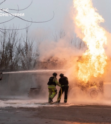 У Дружківці внаслідок атаки російського БПЛА спалахнули пожежі — поранено людину (, )