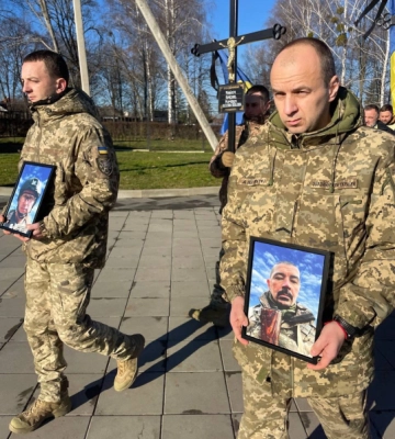 Чернівці попрощалися із двома відважними Героями