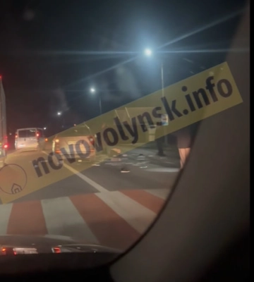 У Нововолинську – страшна аварія: під колесами опинилася матір з дитиною (відео)