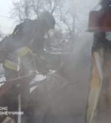 Від ворожих атак горіли споруди та автоцистерна: рятувальники Донеччини ліквідували пожежі (відео)