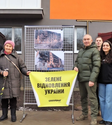 Тростянец при поддержке Greenpeace отстроил разрушенную РФ пятиэтажку и перевел ее на возобновляемые источники энергии