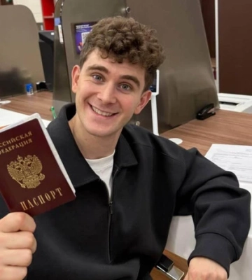 Блогер з Кривого Рогу отримав російське громадянство та похвалився новим паспортом 