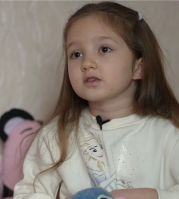П'ятирічна Злата емоційно читає вірші про війну, обстріли, втрату дому та службу дідуся у ЗСУ