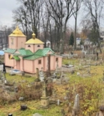 У Рівному проводять зрізання аварійних дерев на кладовищі «Грабник»