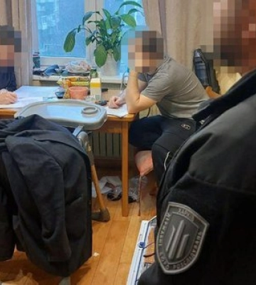 Допомагав ухилянтам виїжджати за кордон: затримано експравоохоронця, який переховувався від слідста, - ДБР. ФОТОрепортаж