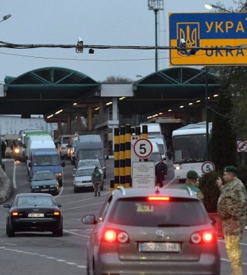 На кордоні з Польщею утворилися черги: більше 100 авто на пункті пропуску Львівщини