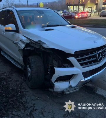 Водійка Mercedes врізалася у електроопору на Калинівській у Чернівцях
