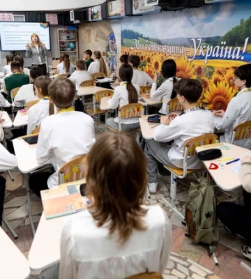 «В навчанні російськомовні програють». Чому київські школярі і великий бізнес спілкуються російською — інтервʼю з мовною&amp;hellip;