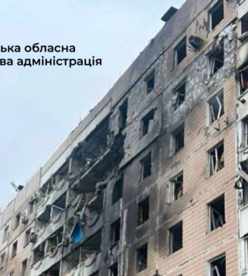 Россияне сбросили авиабомбу на многоэтажку в Запорожье – видео