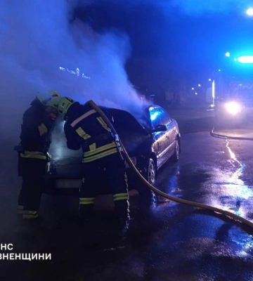 В Острозі рятувальники ліквідували пожежу в легковому автомобілі