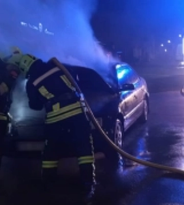 В Острозі на центральній вулиці горів легковий автомобіль